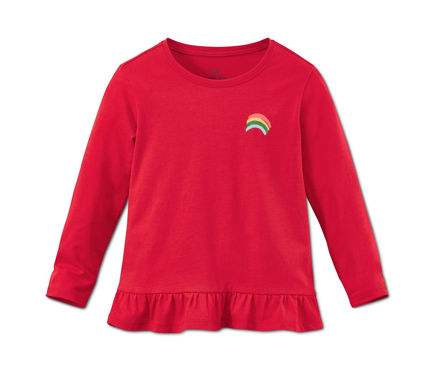Ein rotes Langarmshirt aus Bio-Baumwolle mit kleinem Regenbogen.