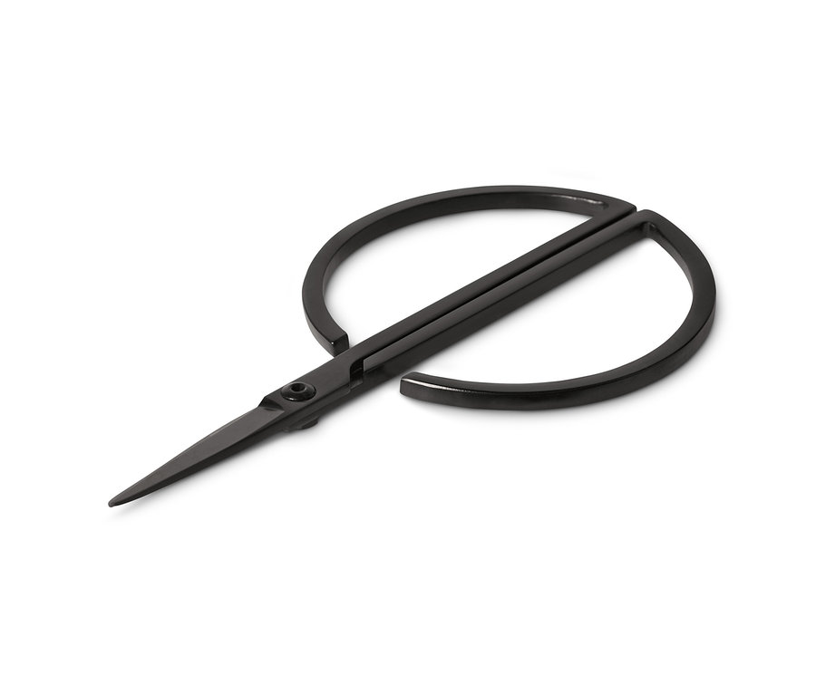 Eine schwarze Kräuterschere liegt geöffnet auf einem weißen Hintergrund.