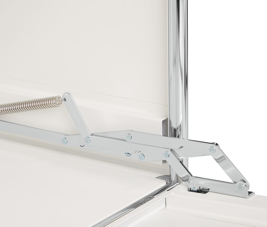 Detailansicht eines weißen Lowboards Metall »CN3« mit Klappenfächern, wobei der Öffnungsmechanismus sichtbar ist.