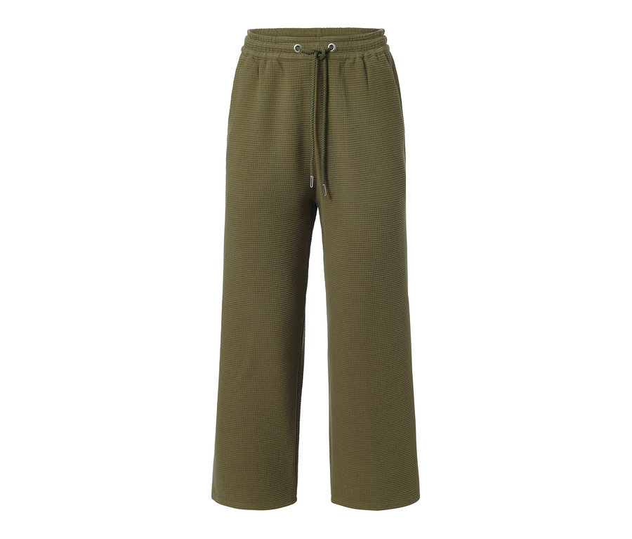 Eine grüne Sweat-Culotte auf weißem Hintergrund.