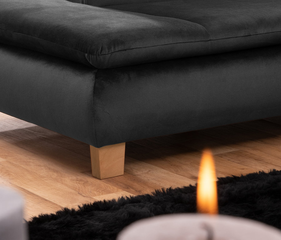 Detailansicht eines graphitfarbenen 2,5-Sitzer Sofas mit Ecksofa »Tampere« und Holzfüßen.
