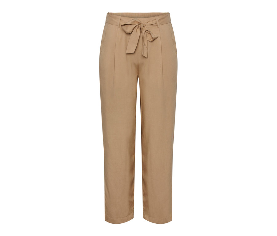 Beige Bundfaltenhose mit Bindegürtel.