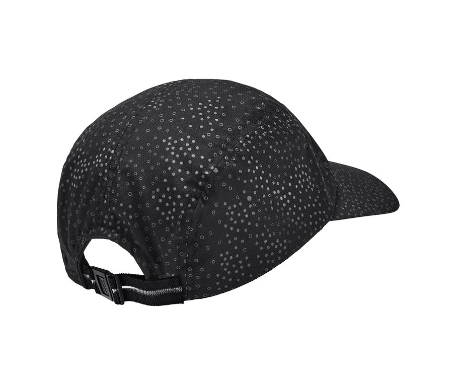Nahaufnahme einer Reflektor-Sportcap mit dunklem Muster.