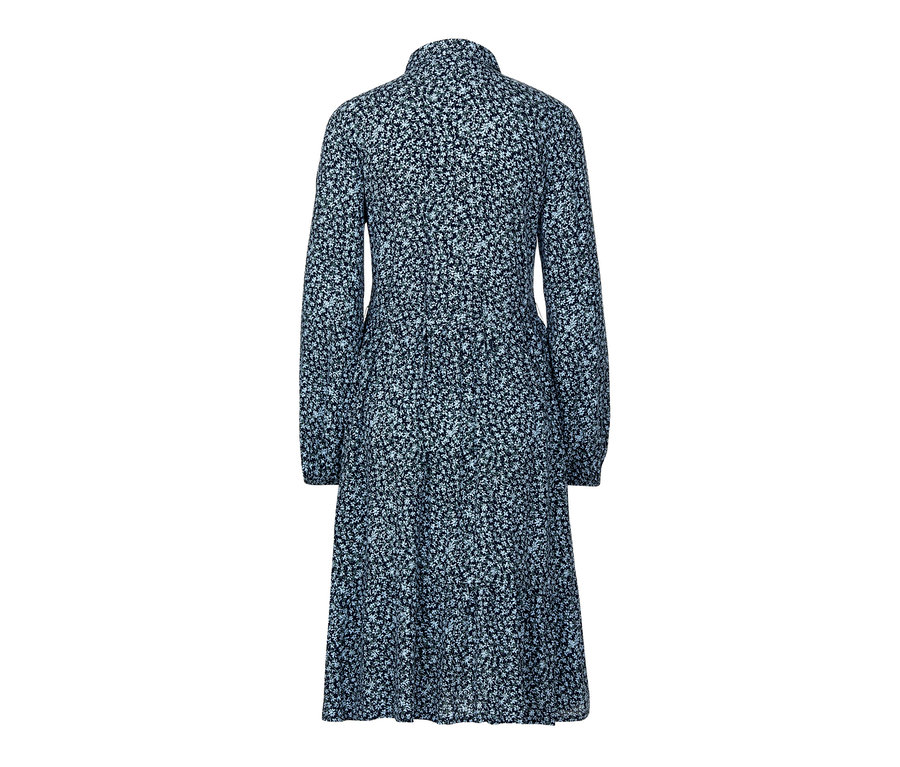 Detailansicht eines floralen Hemdblusenkleids.