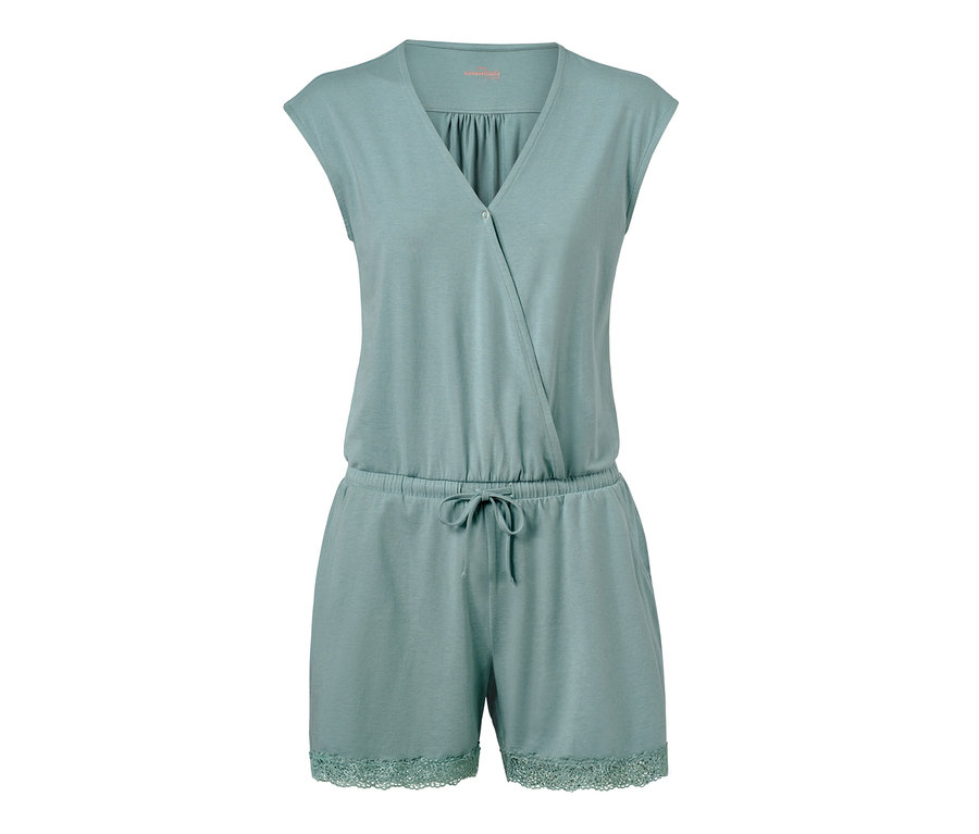 Ein grüner Jumpsuit-Pyjama mit kurzen Hosenbeinen und Spitze.