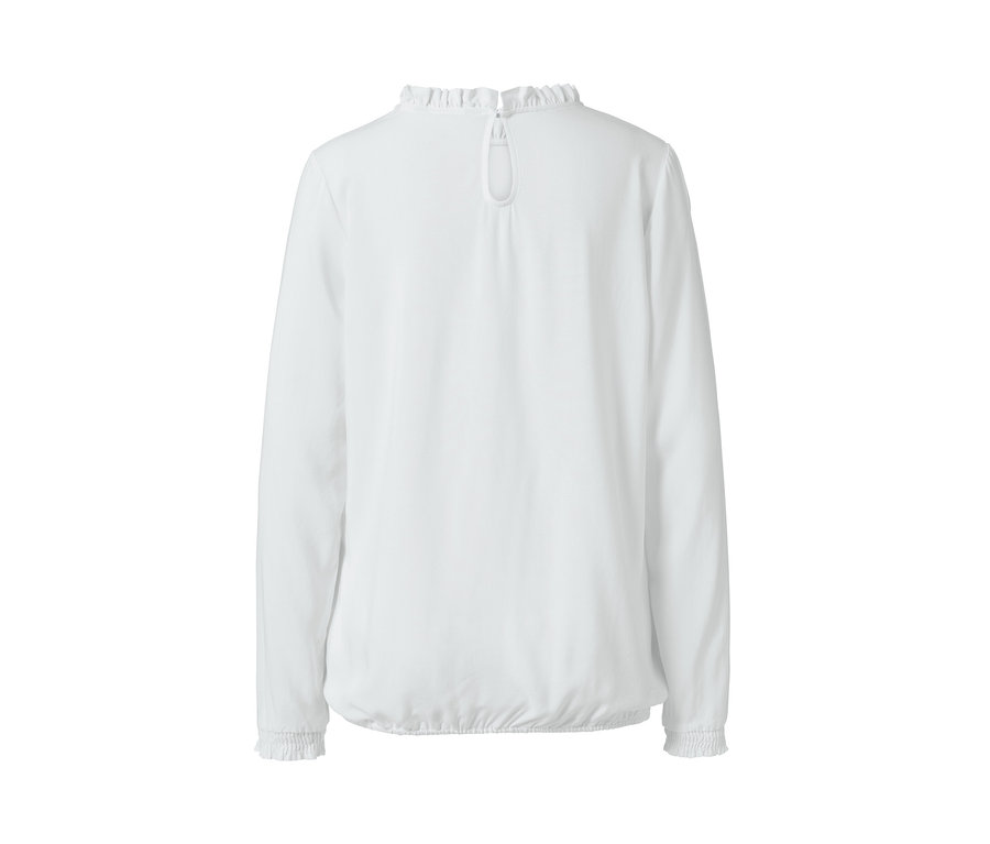Weiße Bluse mit langen Ärmeln.