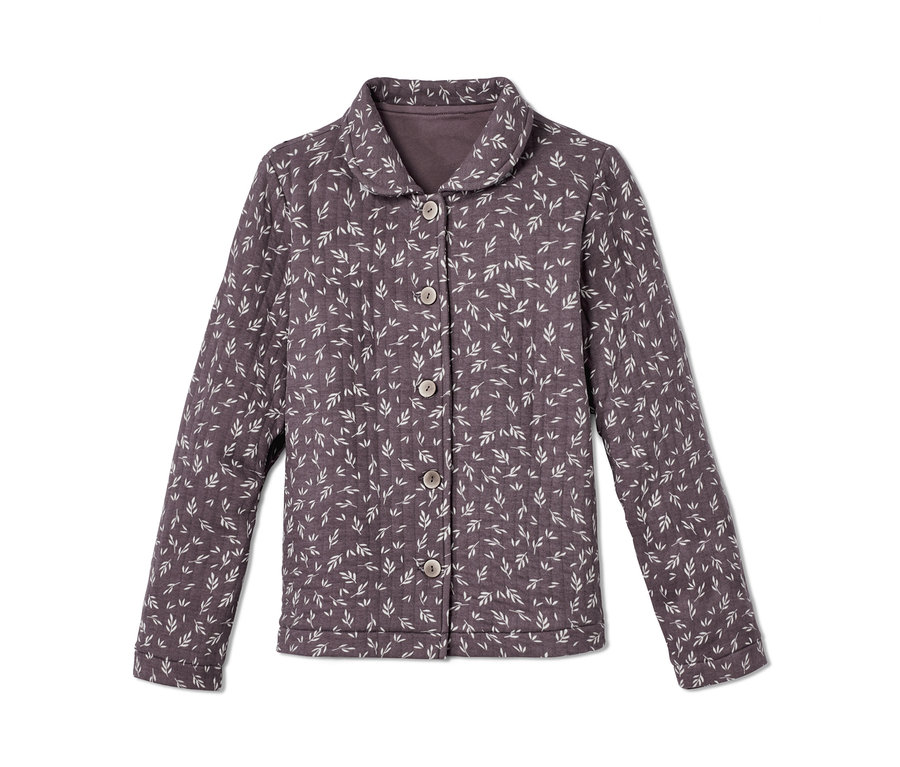 Eine Baumwoll-Steppjacke mit durchgehendem Blattmuster und Knopfverschluss.