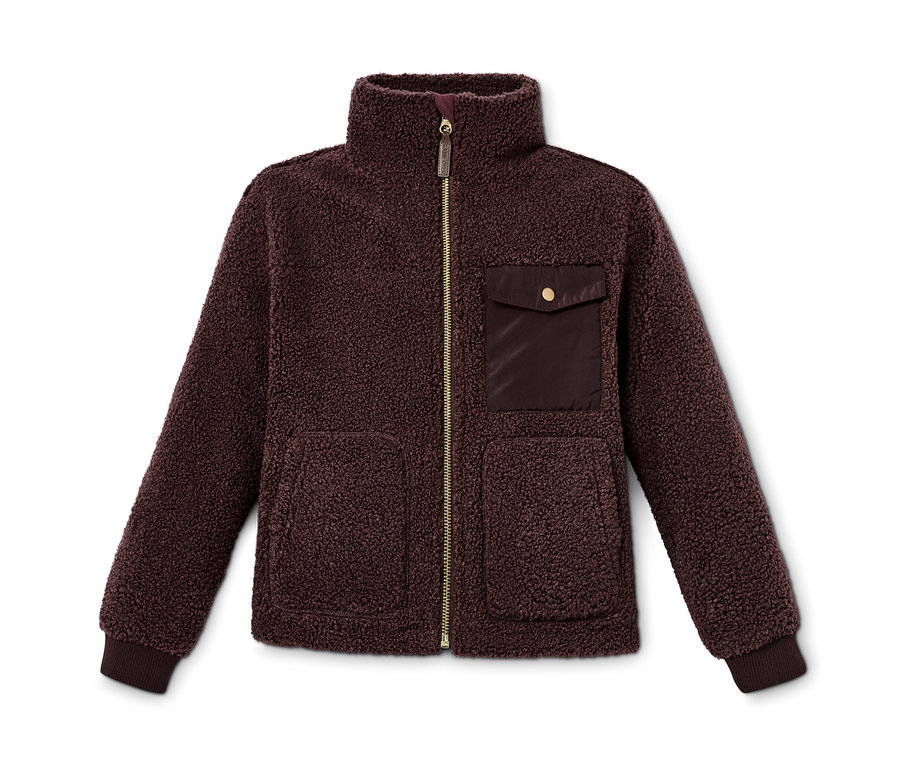 Eine Teddyplüschjacke in Braun mit Taschen und Reißverschluss.