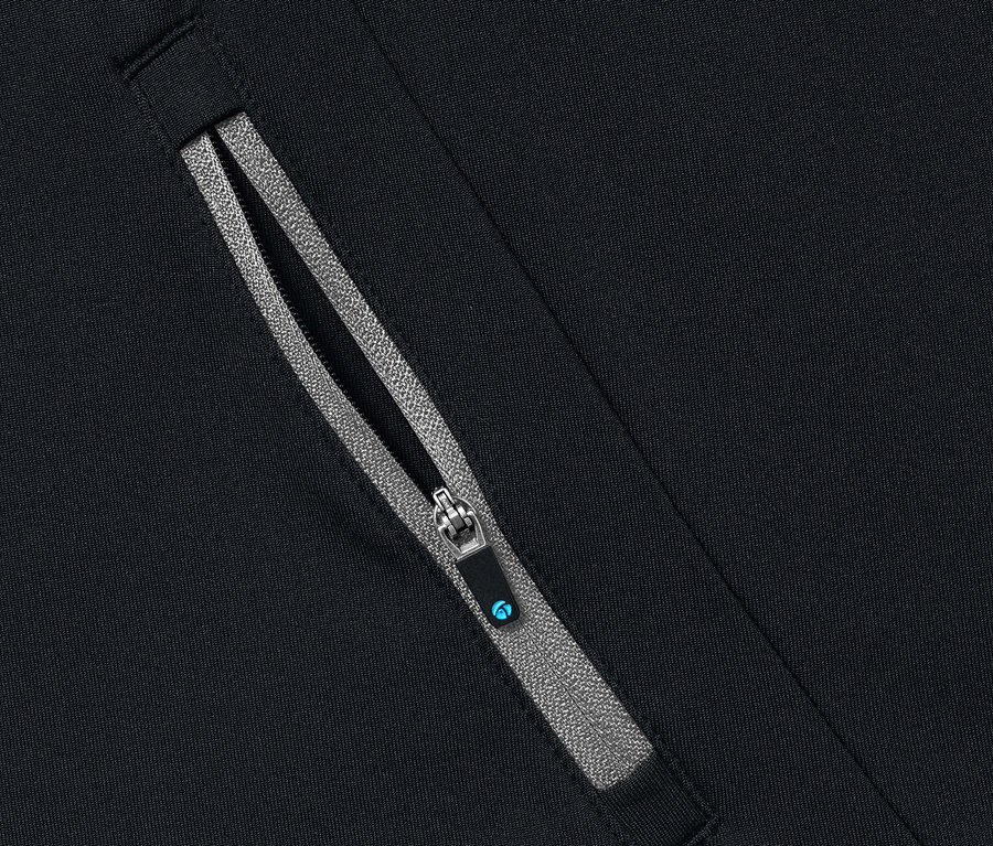 Detailaufnahme eines blauen Thermo-Funktionsshirts mit geöffnetem Reißverschluss.