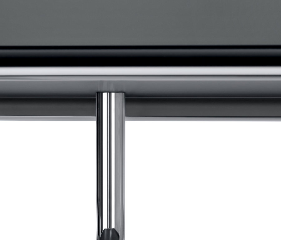 Detailansicht einer grauen Metall Garderobe »CN3« mit Klappfach.