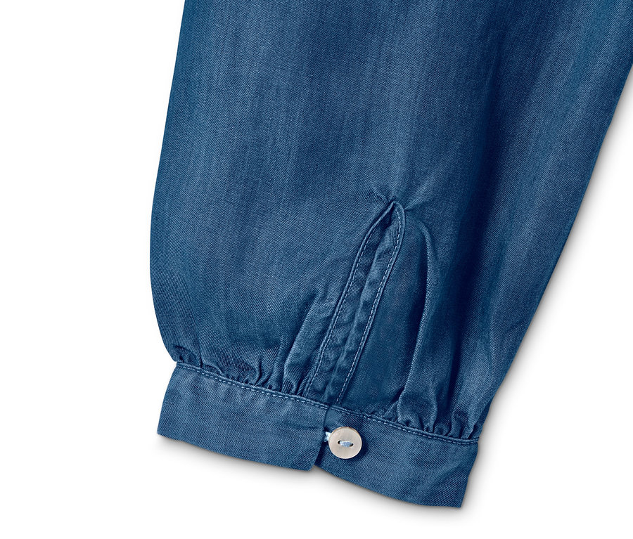 Detail einer Bluse in Denimoptik am Ärmel.