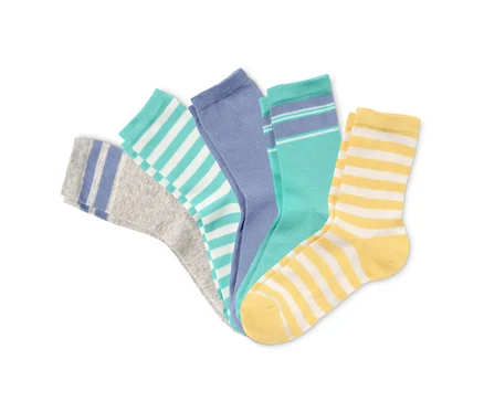 Fünf Paar Socken aus Bio-Baumwolle in verschiedenen Farben und Mustern.