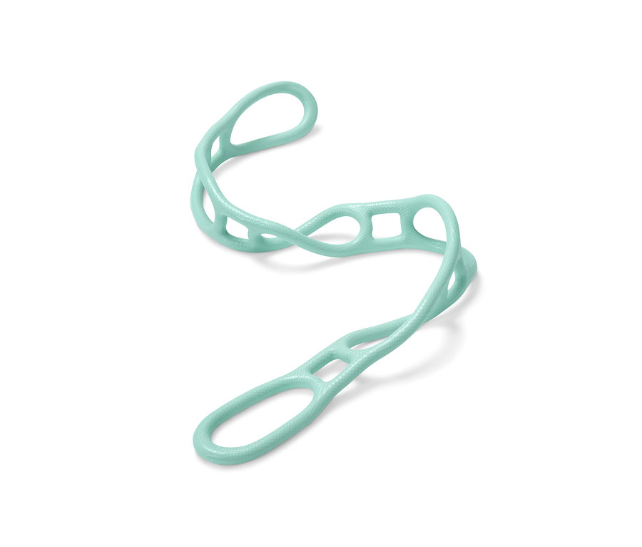 Ein türkises Fitnessband liegt auf einem weißen Hintergrund.