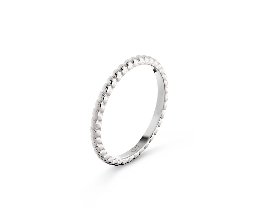 Nahaufnahme eines Rings aus 925er Silber mit Zirkonia.