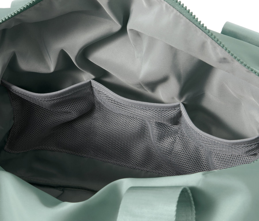 Innenansicht einer Sporttasche mit Netzfächern.