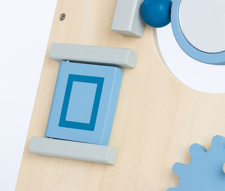 Detailaufnahme eines Pinolino Activity-Lauflernwagens »Titus« mit blauen geometrischen Formen und einem Spiegel.
