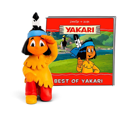 Yakari Figur steht neben dem Albumcover "Best of Yakari".