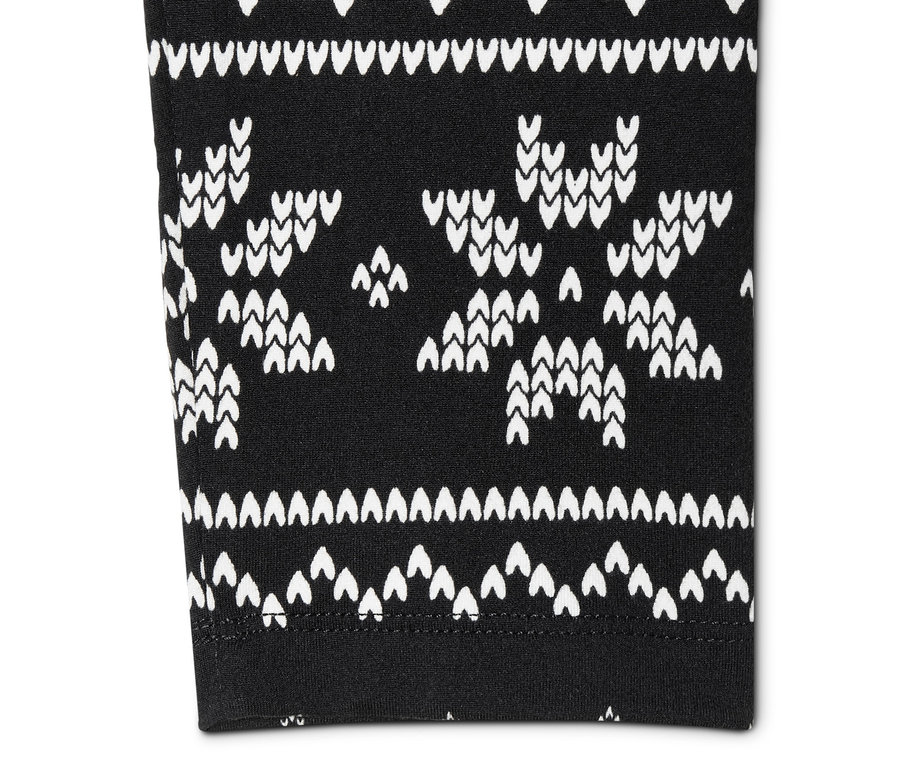 Detail einer schwarzen Leggings mit Alloverprint.