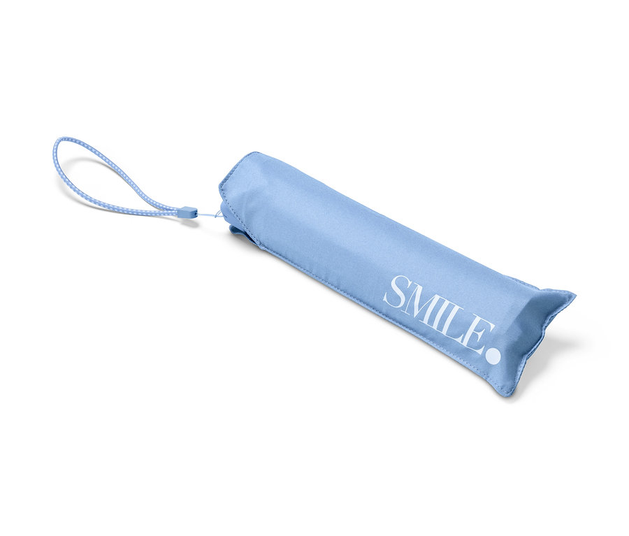 Ein hellblauer Taschenschirm mit dem Aufdruck "SMILE".