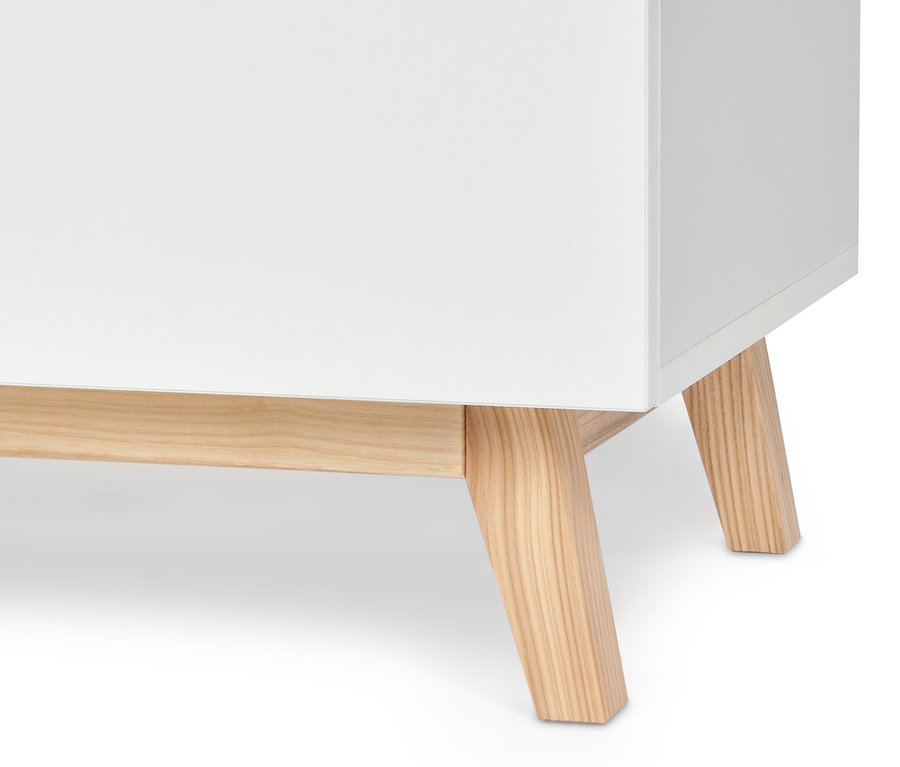 Detailansicht eines weißen Officeschranks mit Holzfüßen.