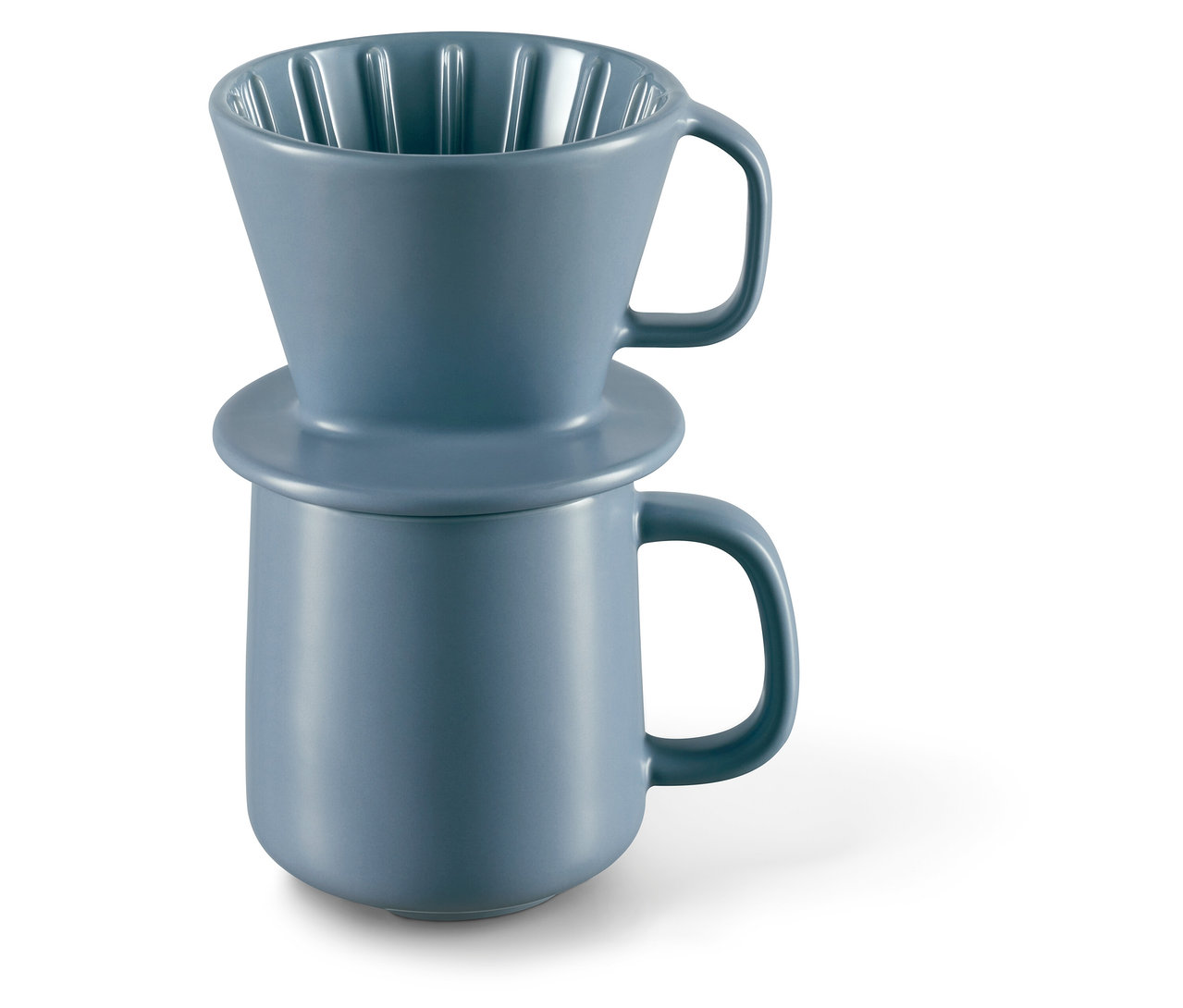 Blauer Kaffeebecher mit Filter.
