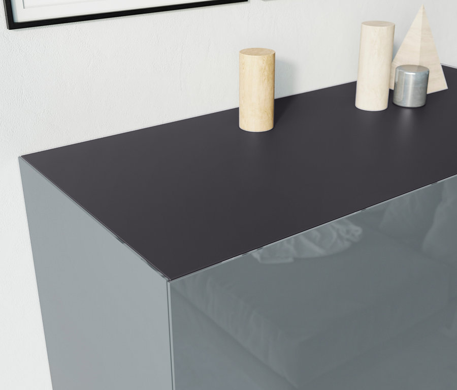 Detailaufnahme einer grau-graphitfarbenen Germania-Kommode »Mesa«, 2526 mit Dekorationen.