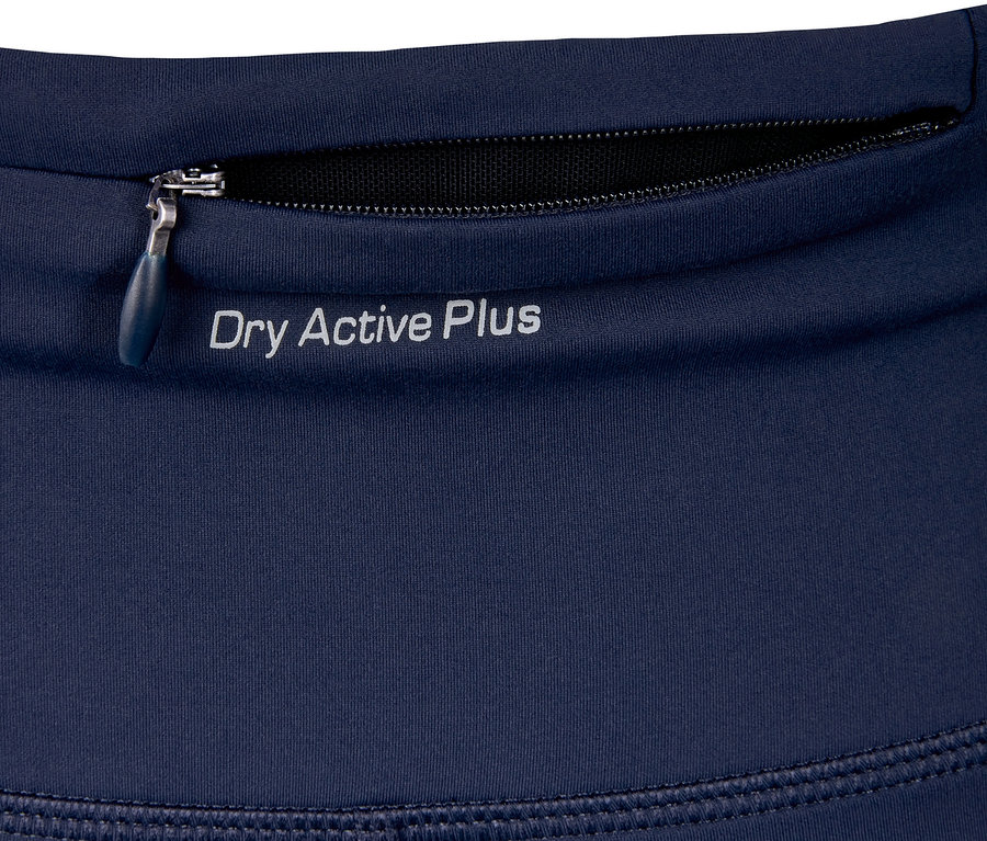 Detail einer Sporttight mit Reissverschlusstasche und Dry Active Plus Schriftzug.