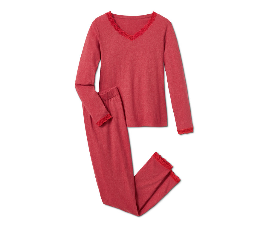 Roter Pyjama mit Spitzenbesatz.