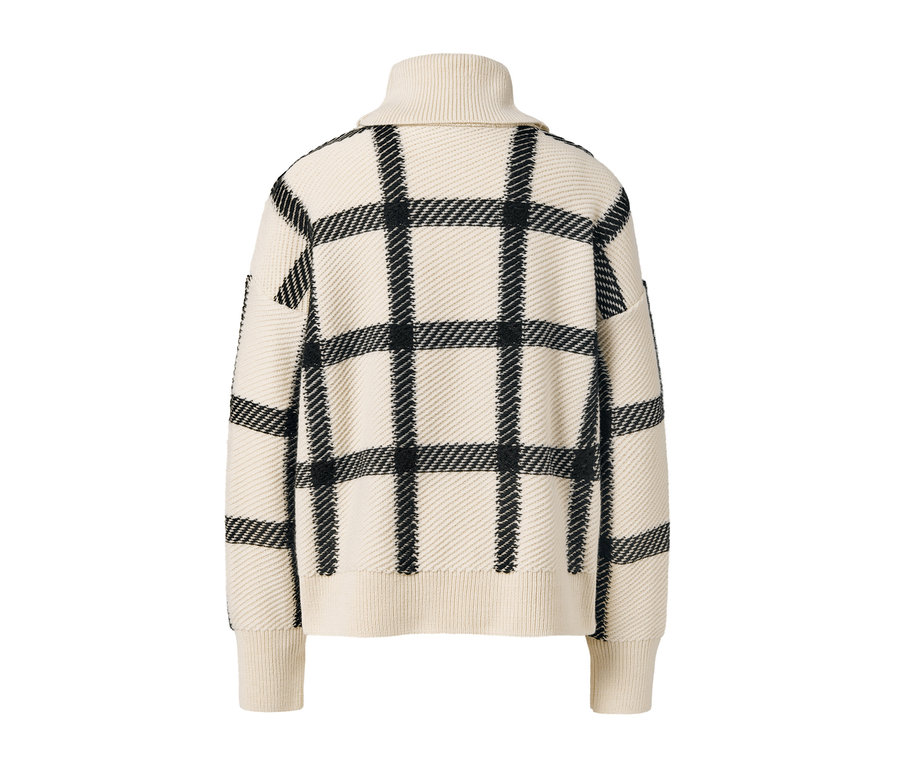 Detailansicht der Rückseite eines Strickpullovers mit Rollkragen in Creme und Schwarz kariert.