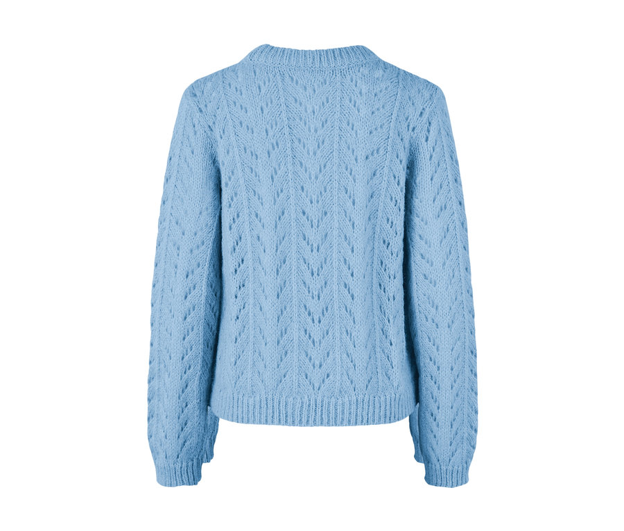 Ein hellblauer Grobstrickpullover.