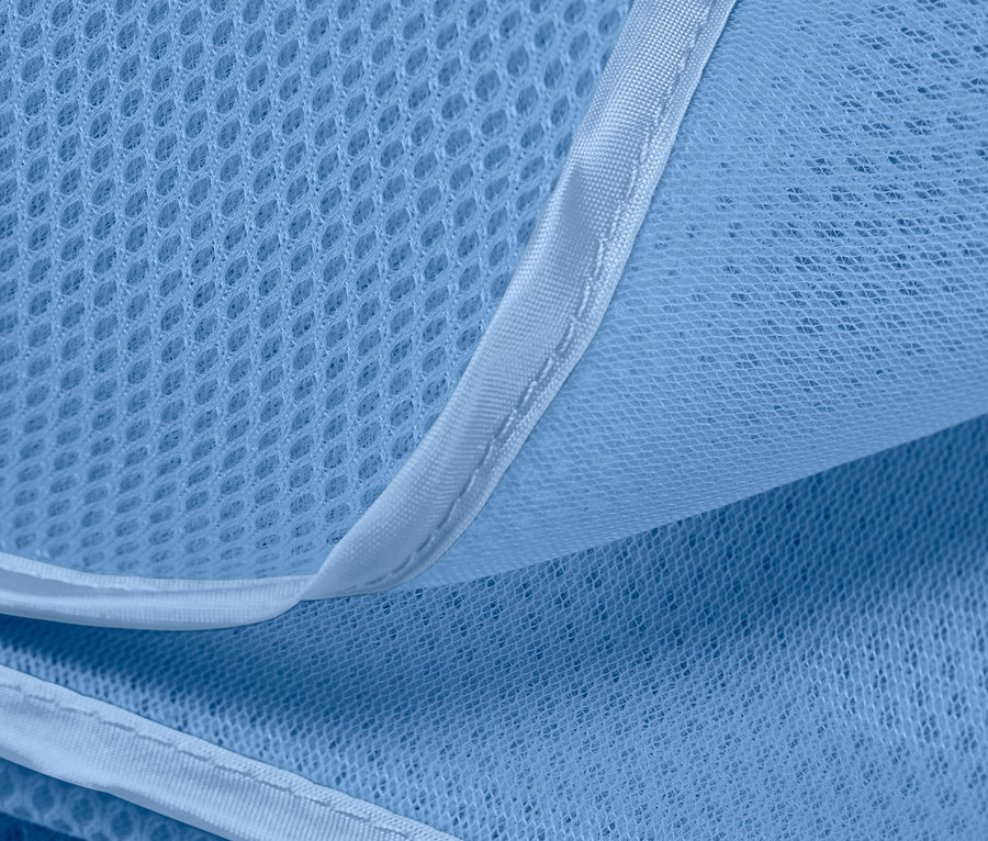 Detailaufnahme einer sandfreien Stranddecke in Hellblau.