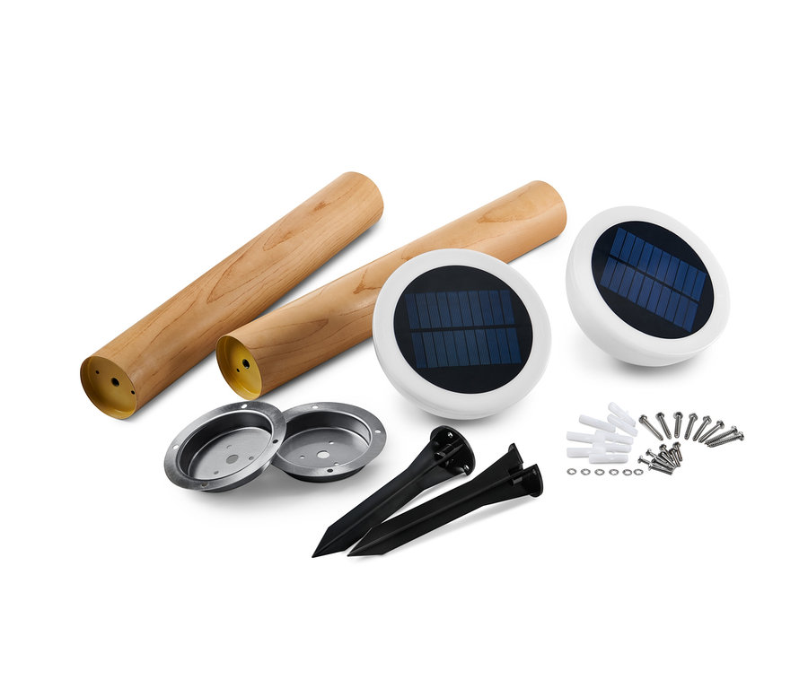 Zwei naturfarbene Solar-Wegleuchten und Zubehör.