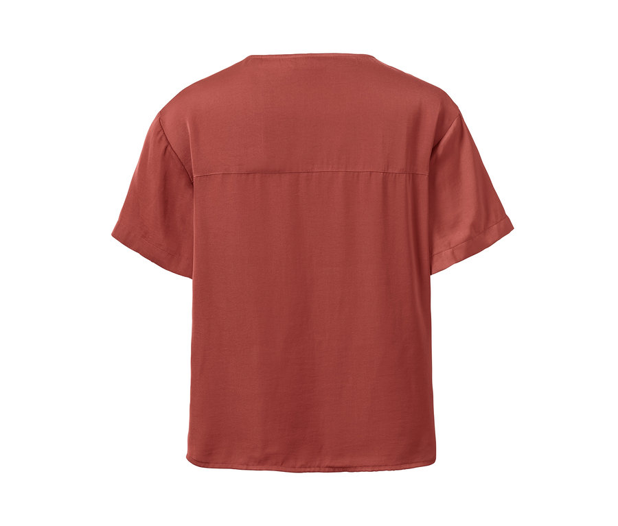 Detailansicht einer Satin-Tunikabluse.