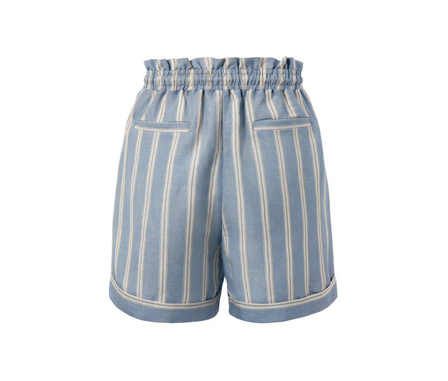 Detailansicht einer Shorts aus Leinenmix, rauchblau mit weißen vertikalen Streifen.
