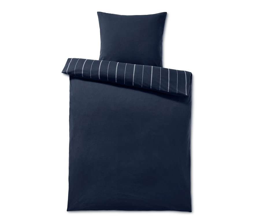 Marineblaue Winterjersey-Bettwäsche mit Standardkissen und Bettbezug mit weißen Streifen.