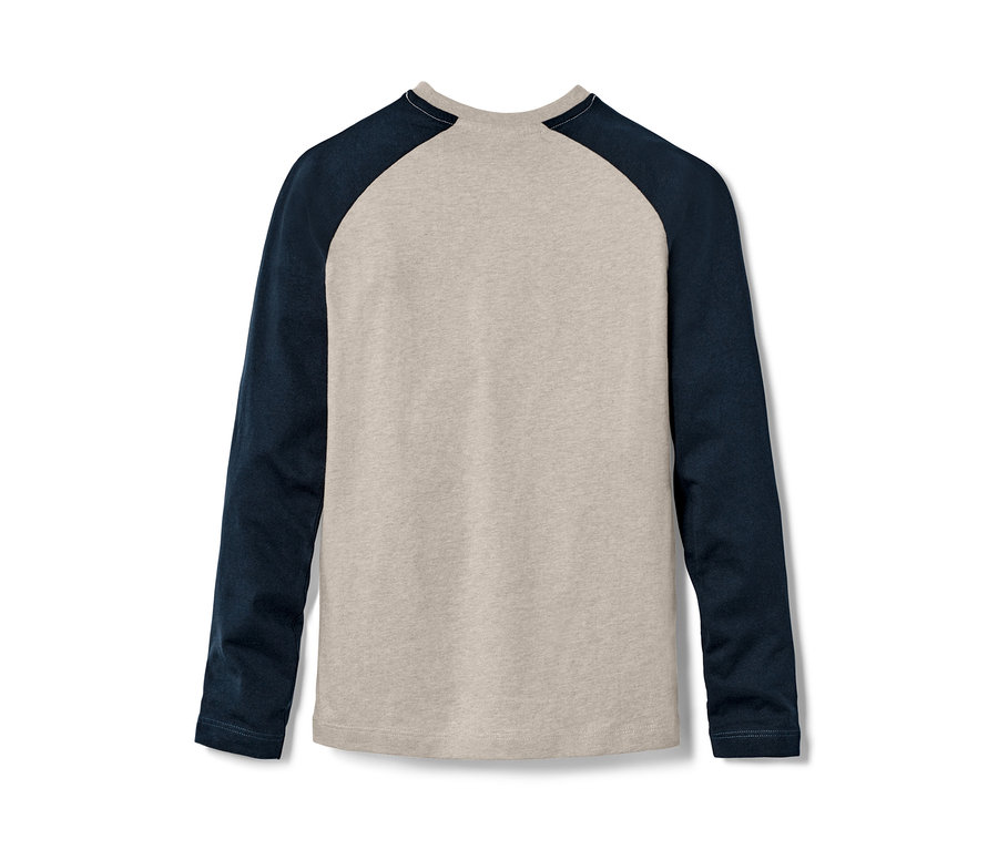 Ein beige-blaues Pyjama-Oberteil mit langen Ärmeln liegt auf einem weißen Hintergrund.