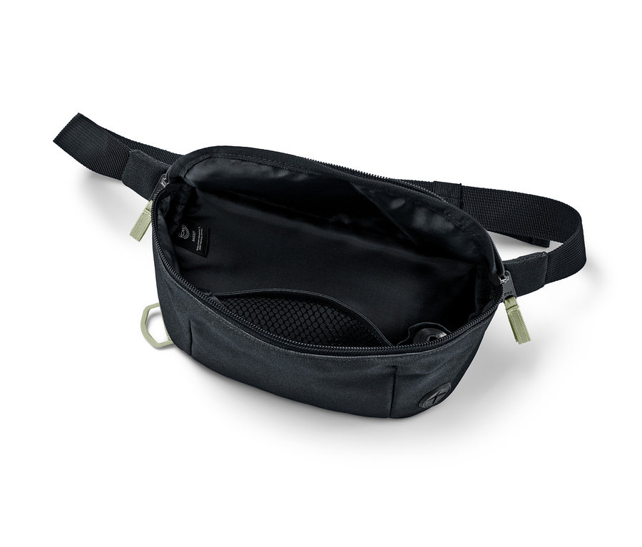 Geöffnete schwarze Hunde-Gassitasche mit schwarzem Gurtband und olivgrünem Reißverschluss.