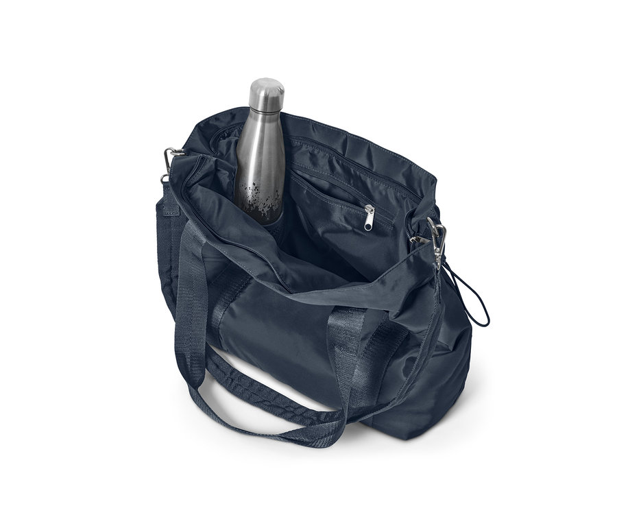 Offene Sporttasche mit Wasserflasche darin.