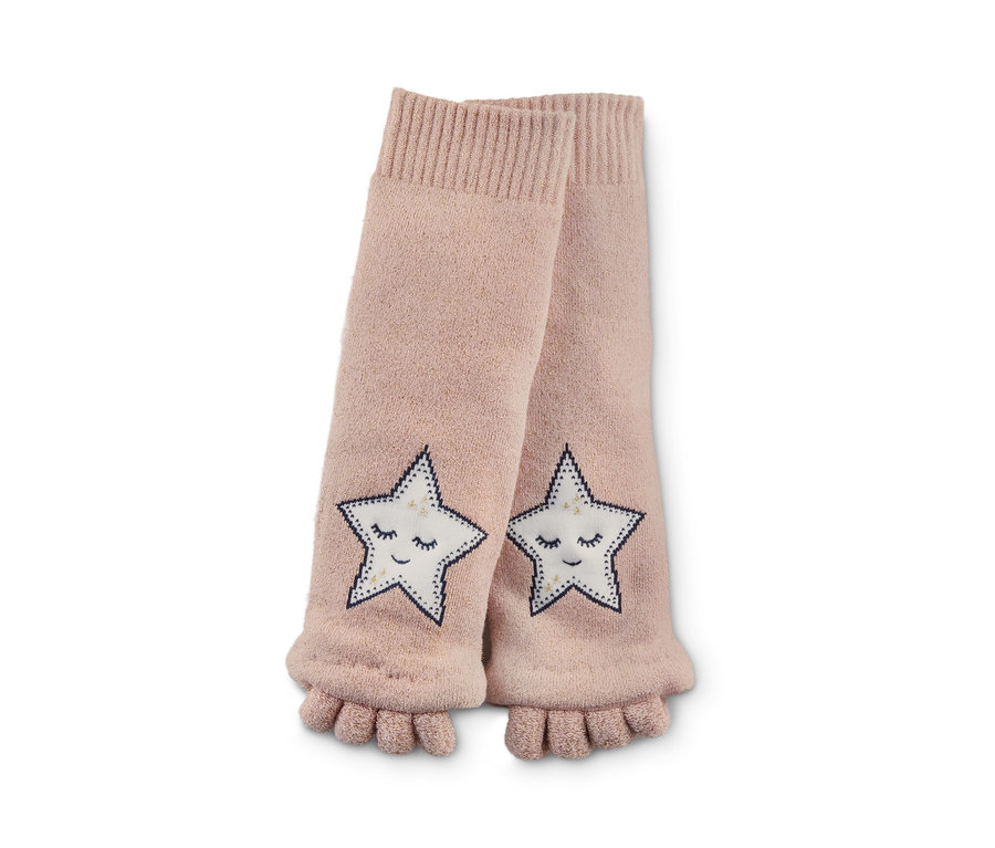Zwei rosa Lackier-und-Relax-Socken mit Sternmotiv.