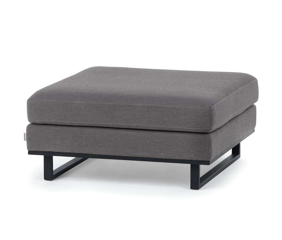 Ein grauer Hocker aus dem Premium-Lounge-Set aus Sunbrella®-Stoff vor einem weißen Hintergrund.