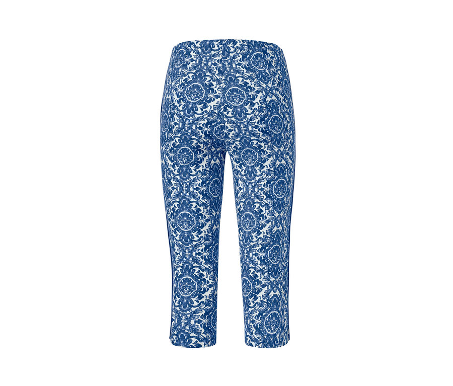 Blaue, bedruckte Stretchhose in 3/4-Länge.