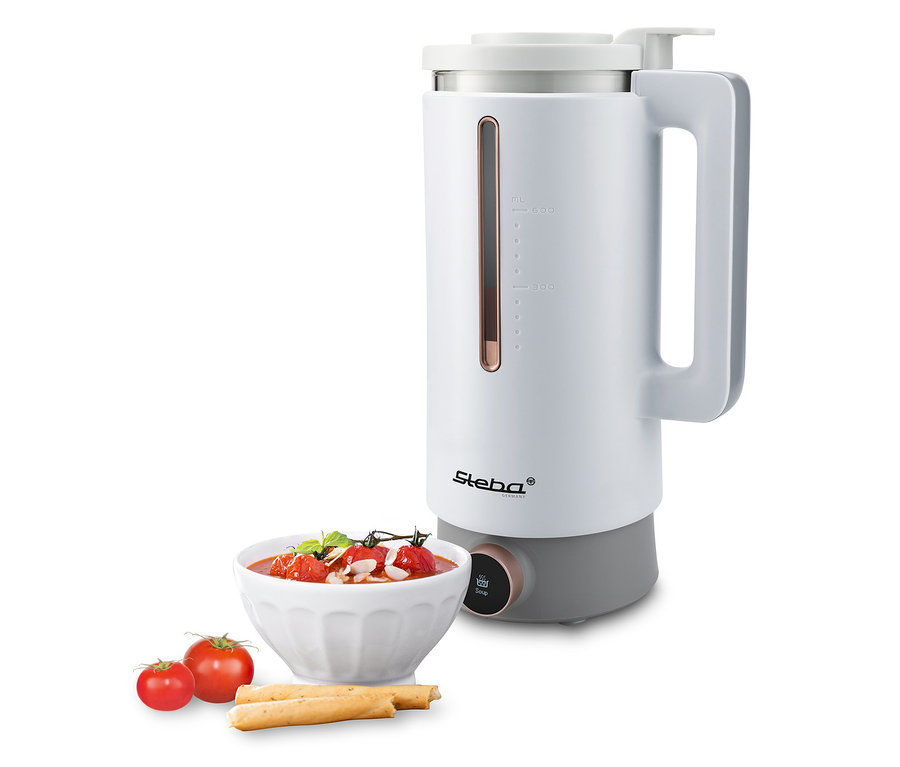 Weißer Steba Vegan-Drink-Maker »VDM 2 HOT & COLD« neben einer Schüssel mit Suppe und Tomaten.