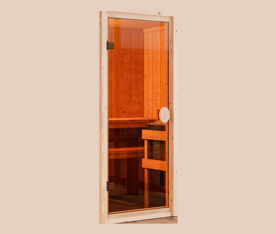Die Tür der Karibu Sauna »Scarlett Plus« Bio mit Glastür und Holzrahmen.