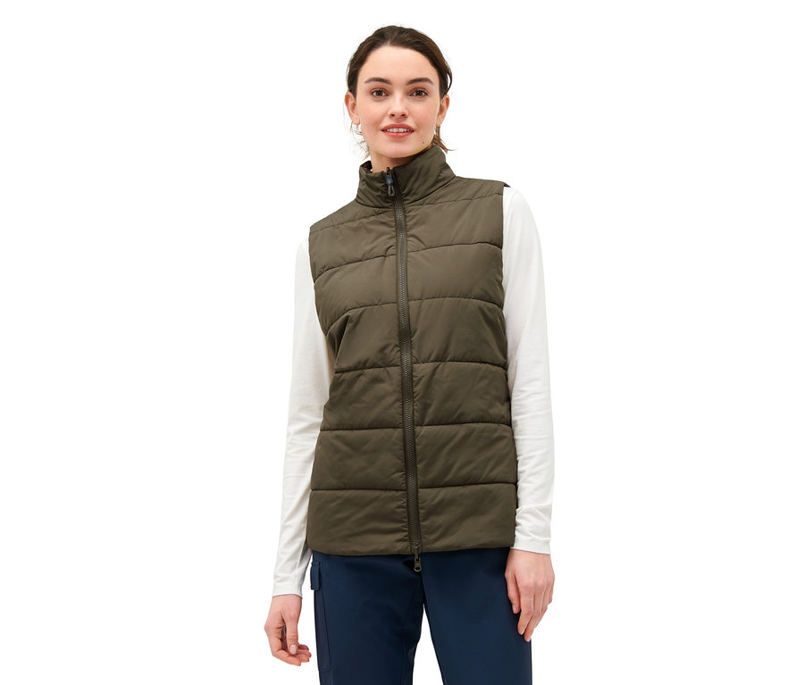 Frau trägt graue 3-in-1-Outdoormantel.