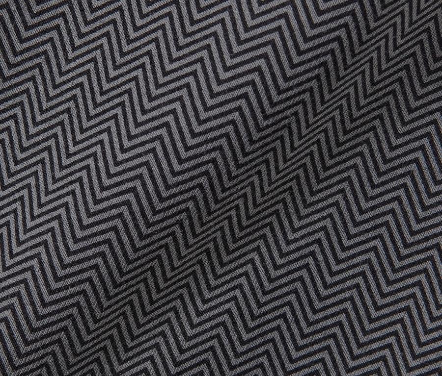 Nahaufnahme eines Pyjamas mit Zickzackmuster.