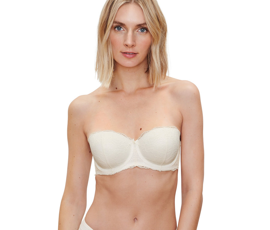 Blonde Frau trägt einen Multistyle-BH und passende Unterhose.