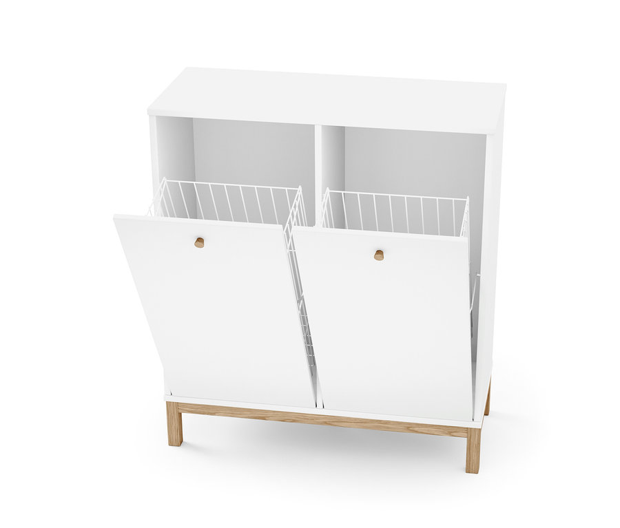 Weißes Wäschekorbregal mit offenen Fächern und Drahtkörben.