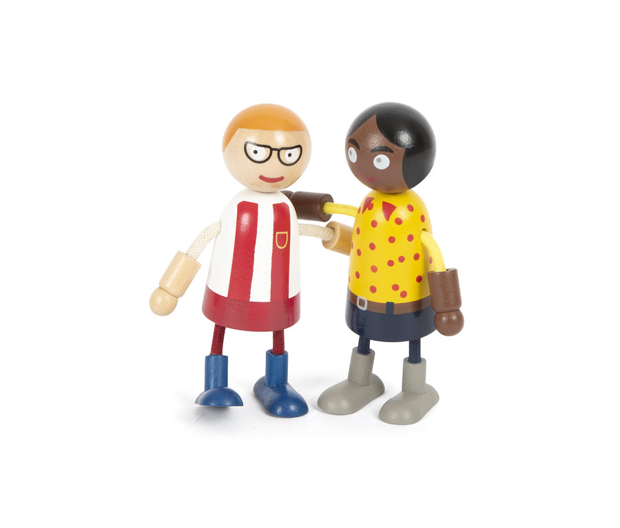 Zwei small foot Biegepuppen-Figuren stehen nebeneinander.