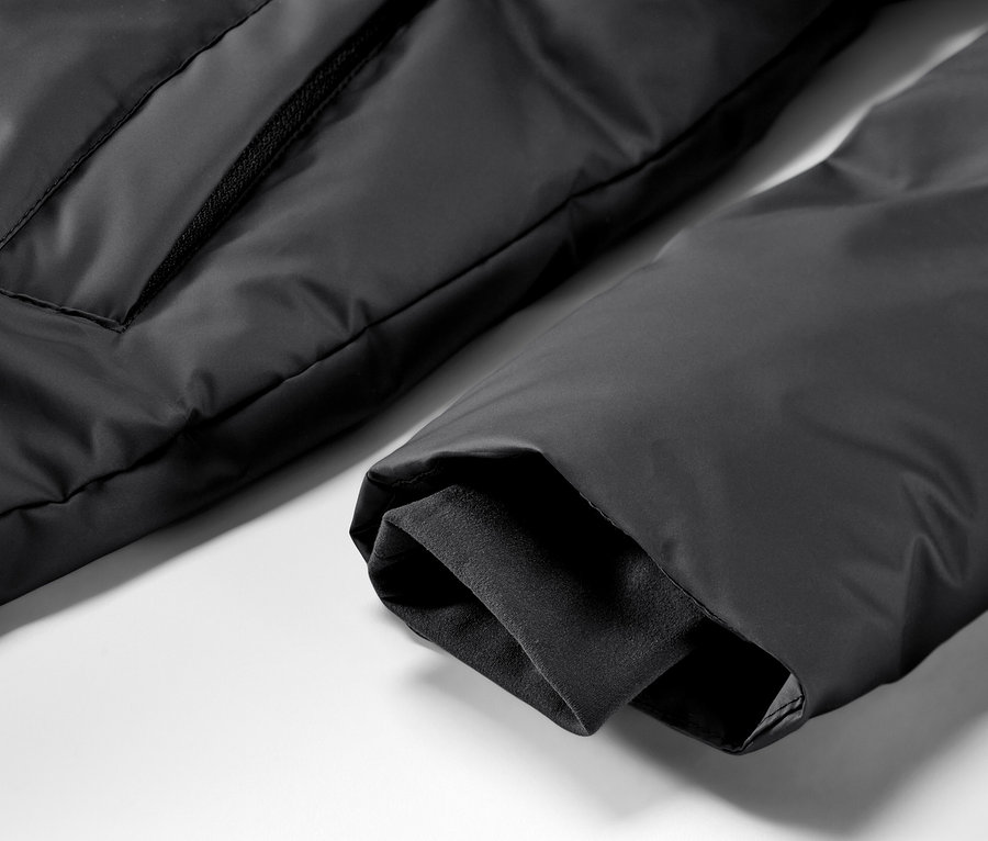 Detailansicht eines Winter-Regenmantels mit Tasche und Ärmelbündchen.