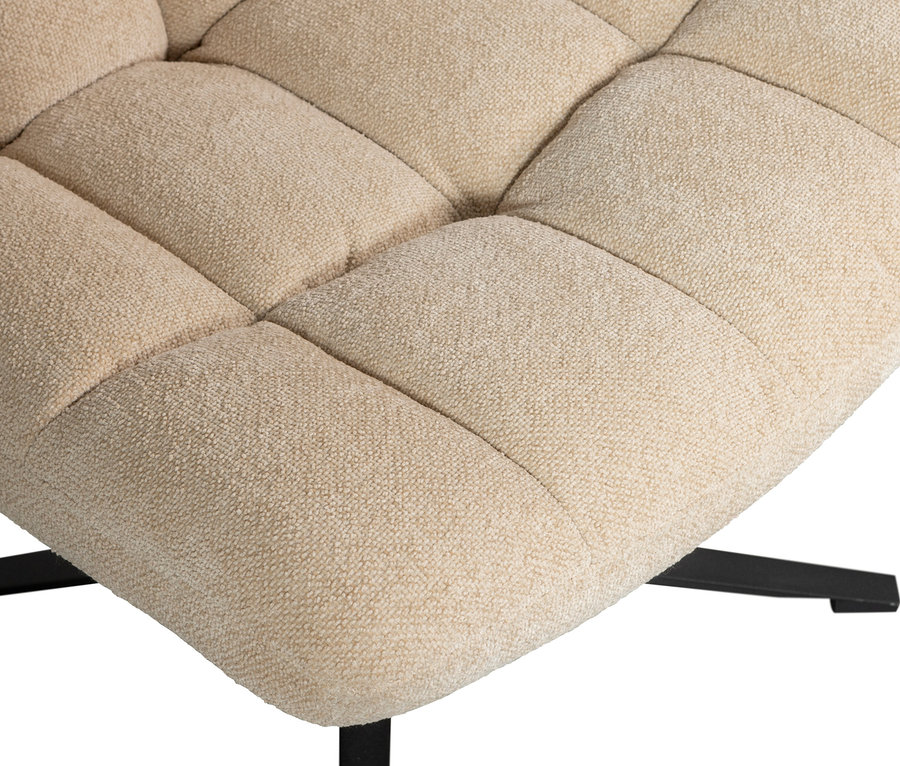 Detailaufnahme des sandfarbenen Woood Drehsessels »Teddy«.